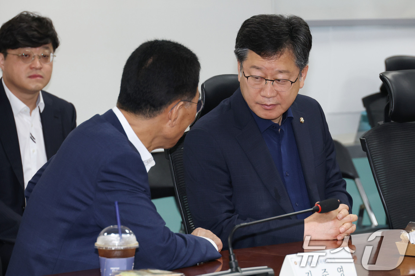 (서울=뉴스1) 이광호 기자 = 국회 환경노동위원장인 안호영 더불어민주당 의원(오른쪽)과 여당 간사인 김주영 의원이 28일 오전 서울 여의도 국회 의원회관에서 열린 노란봉투법(노동 …