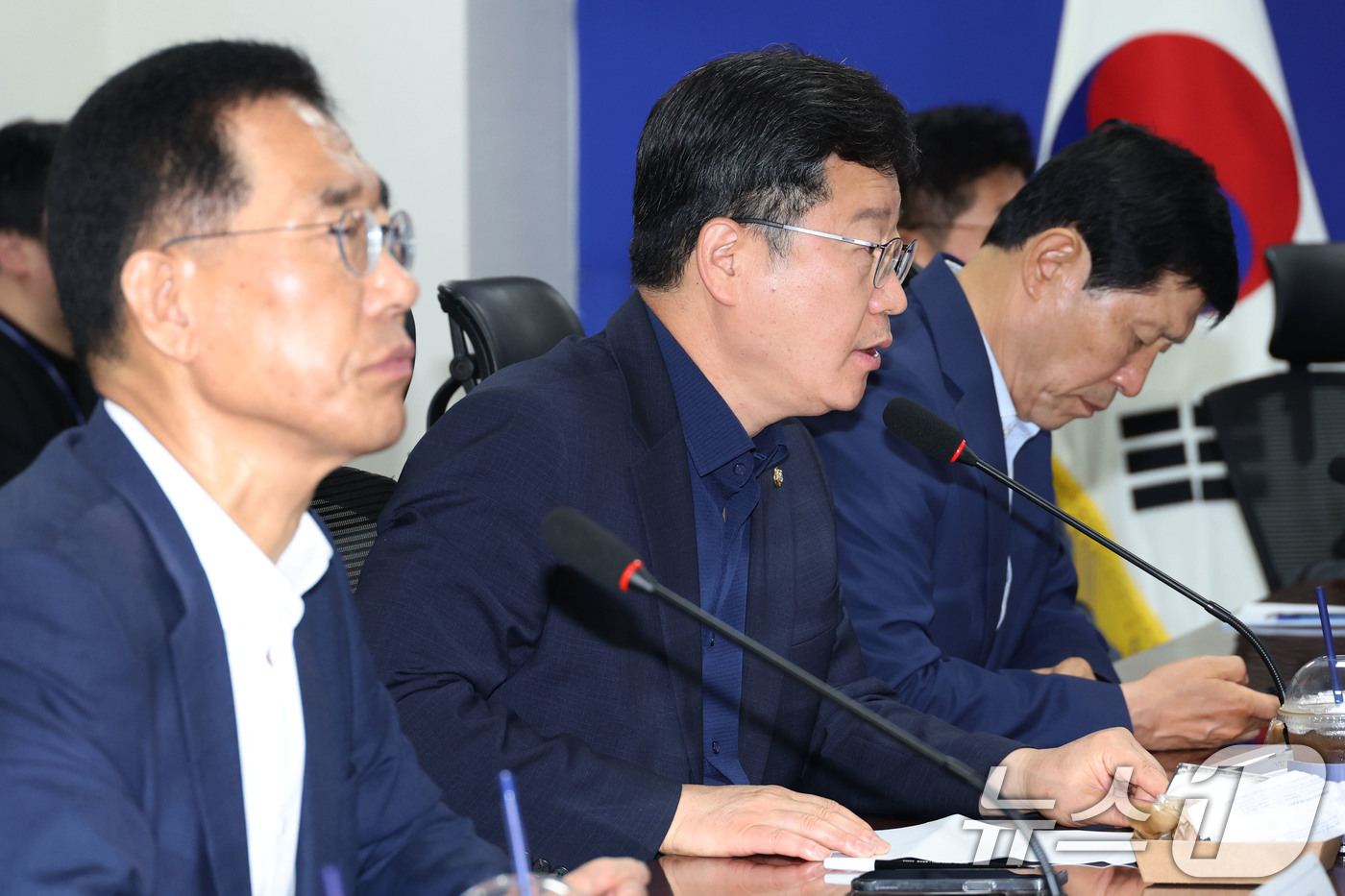 (서울=뉴스1) 이광호 기자 = 국회 환경노동위원장인 안호영 더불어민주당 의원이 28일 오전 서울 여의도 국회 의원회관에서 열린 노란봉투법(노동조합법 2·3조 개정안) 관련 당정 …