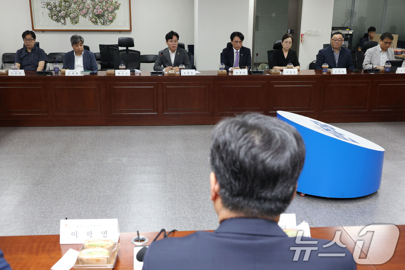 (서울=뉴스1) 이광호 기자 = 김영훈 고용노동부장관이 28일 오전 서울 여의도 국회 의원회관에서 열린 노란봉투법(노동조합법 2·3조 개정안) 관련 당정 간담회에서 발언하고 있다. …