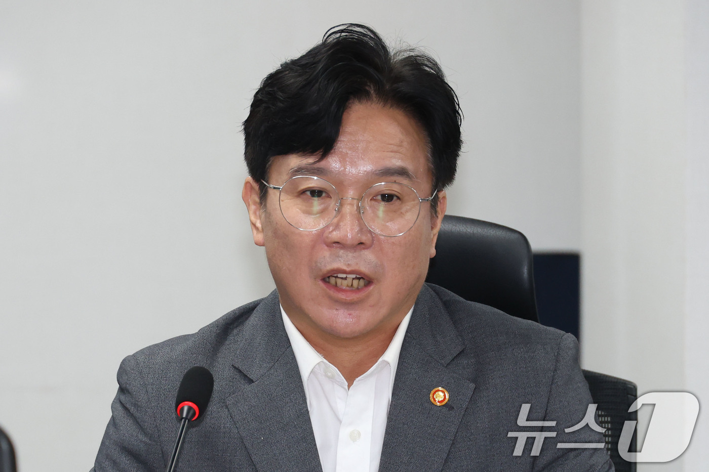 (서울=뉴스1) 이광호 기자 = 김영훈 고용노동부장관이 28일 오전 서울 여의도 국회 의원회관에서 열린 노란봉투법(노동조합법 2·3조 개정안) 관련 당정 간담회에서 발언하고 있다. …