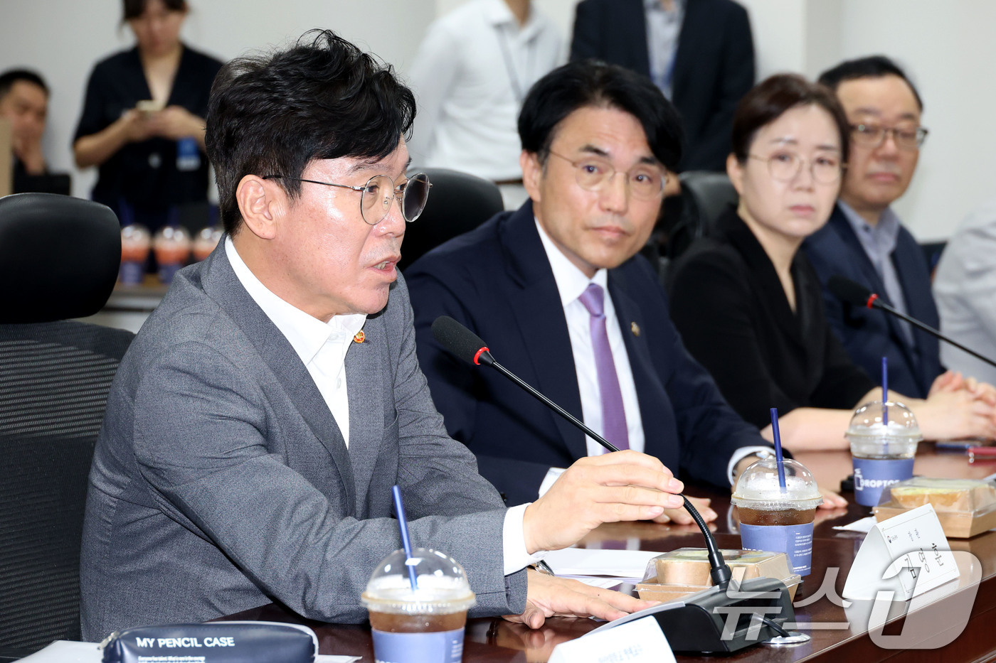 (서울=뉴스1) 이광호 기자 = 김영훈 고용노동부장관이 28일 오전 서울 여의도 국회 의원회관에서 열린 노란봉투법(노동조합법 2·3조 개정안) 관련 당정 간담회에서 발언하고 있다. …