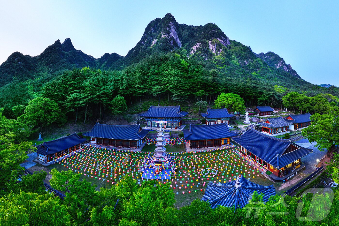 본문 이미지 - 17회 아름다운 괴산 관광 사진 전국 공모전에서 은상을 받은 오병철 씨의 작품 '공림사의 연등.(괴산군 제공)/뉴스1 2025.7.28/뉴스1