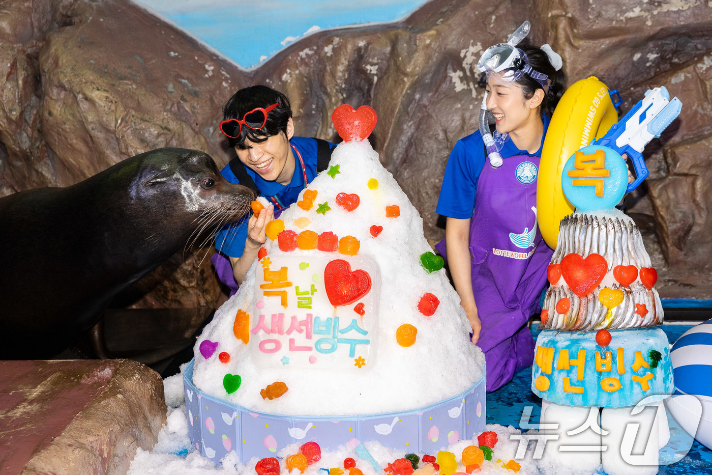 (서울=뉴스1) = 롯데월드 아쿠아리움은 중복을 앞두고 작은발톱수달, 바다사자, 매부리바다거북 등 해양생물들에게 더위를 극복하고 건강한 여름을 보낼 수 있도록 '특별 보양식'을 제 …