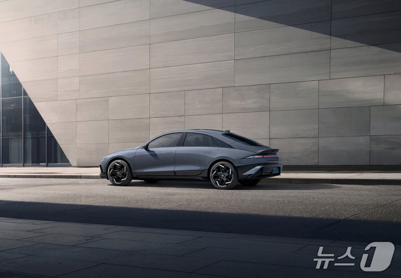 본문 이미지 - 현대차 '더 뉴 아이오닉 6'.(현대차 제공) 