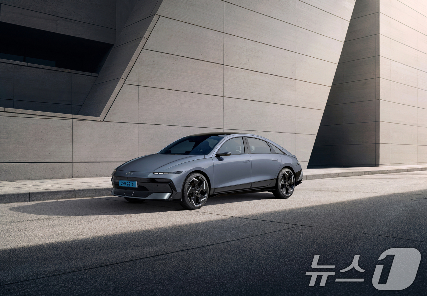 (서울=뉴스1) = 현대자동차가 국내 전기차 중 1회 충전 최대 주행가능거리를 달성한 전용 전기차 '더 뉴 아이오닉 6'를 28일 출시했다고 밝혔다.사진은 더 뉴 아이오닉 6 외장 …