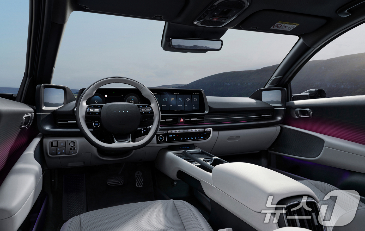 (서울=뉴스1) = 현대자동차가 국내 전기차 중 1회 충전 최대 주행가능거리를 달성한 전용 전기차 '더 뉴 아이오닉 6'를 28일 출시했다고 밝혔다.사진은 더 뉴 아이오닉 6 내장 …