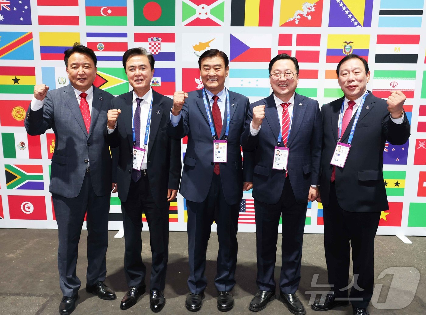 (대전=뉴스1) 이동원 기자 = 충청권 4개 시도지사가 27일(현지시각) 유럽 국외출장 두 번째 일정으로 독일에서 개최되고 있는 ‘2025 라인-루르 하계 유니버시아드대회’폐회식에 …