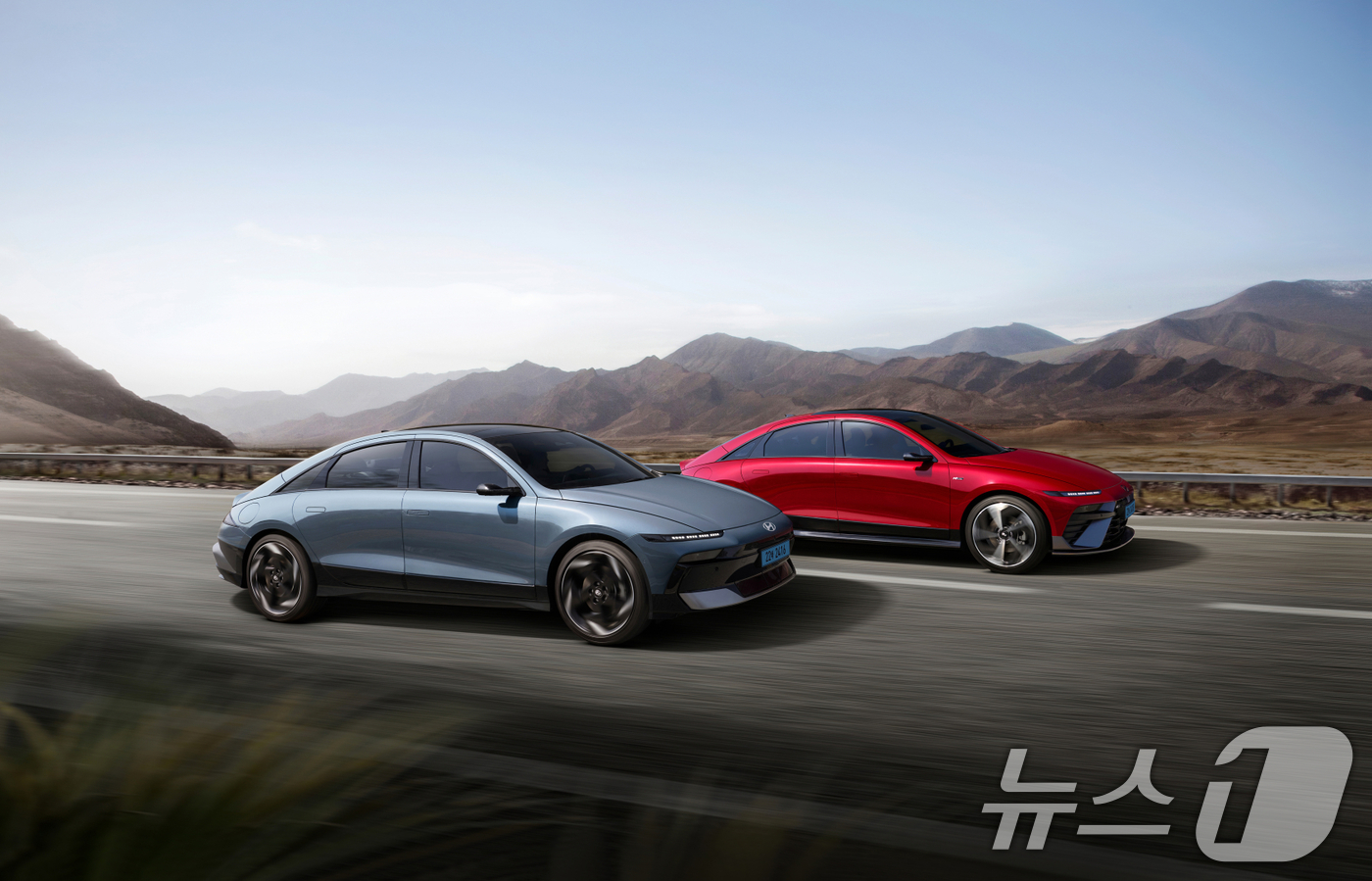 (서울=뉴스1) = 현대자동차가 국내 전기차 중 1회 충전 최대 주행가능거리를 달성한 전용 전기차 '더 뉴 아이오닉 6'를 28일 출시했다고 밝혔다.사진은 더 뉴 아이오닉 6, 더 …