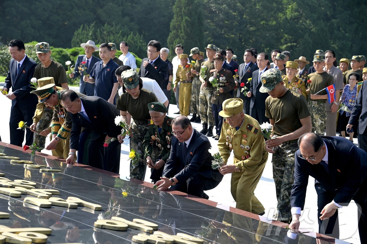 (평양 노동신문=뉴스1) = 북한 노동당 기관지 노동신문은 28일 조국해방전쟁승리 72주년을 기념해 당정 간부들과 당 중앙위원회 일군 등이 신미리애국열사릉에 꽃송이를 지난 27일 …