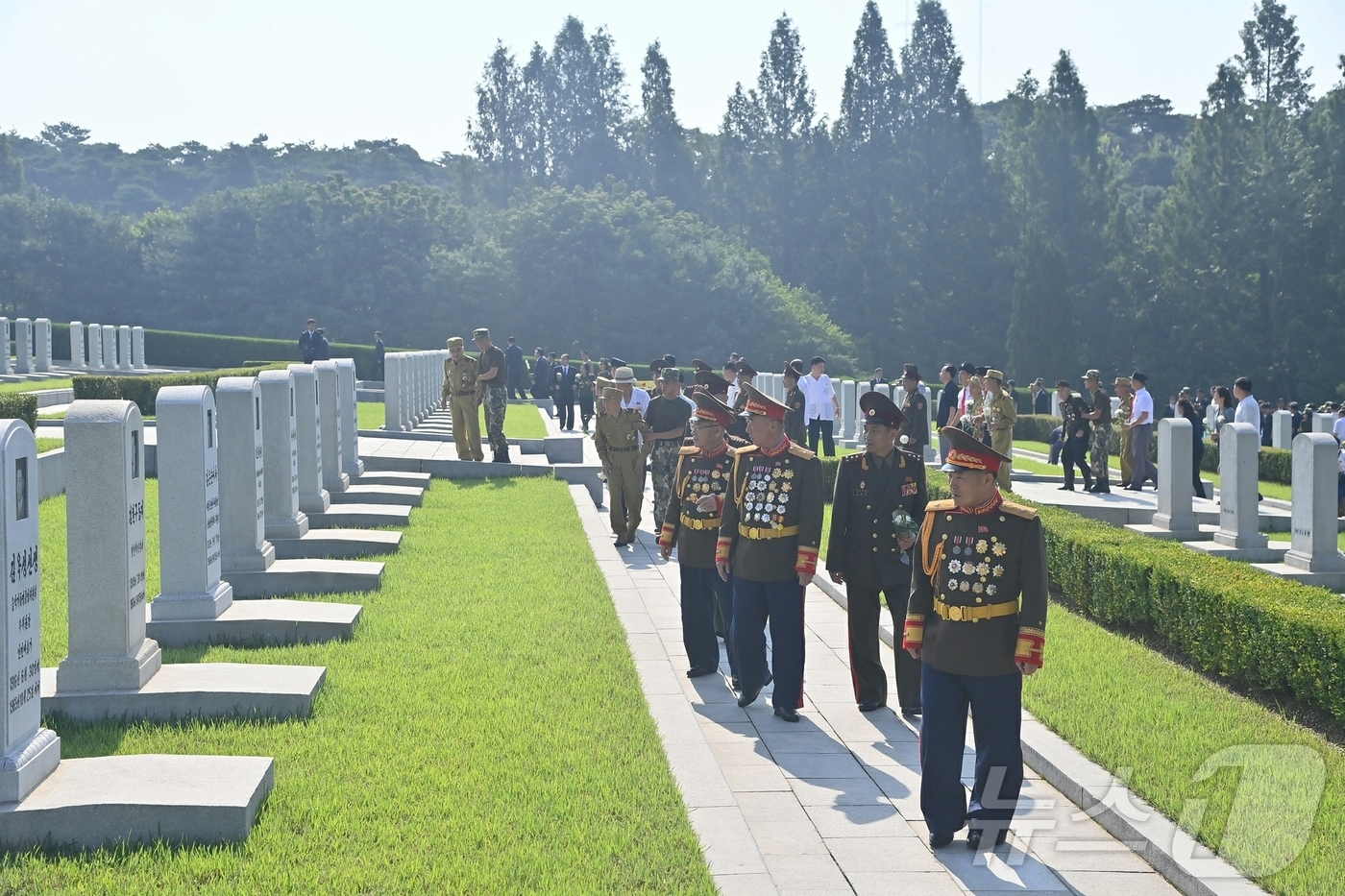 (평양 노동신문=뉴스1) = 북한 노동당 기관지 노동신문은 28일 조국해방전쟁승리 72주년을 기념해 당정 간부들과 당 중앙위원회 일군 등이 신미리애국열사릉에 꽃송이를 지난 27일 …