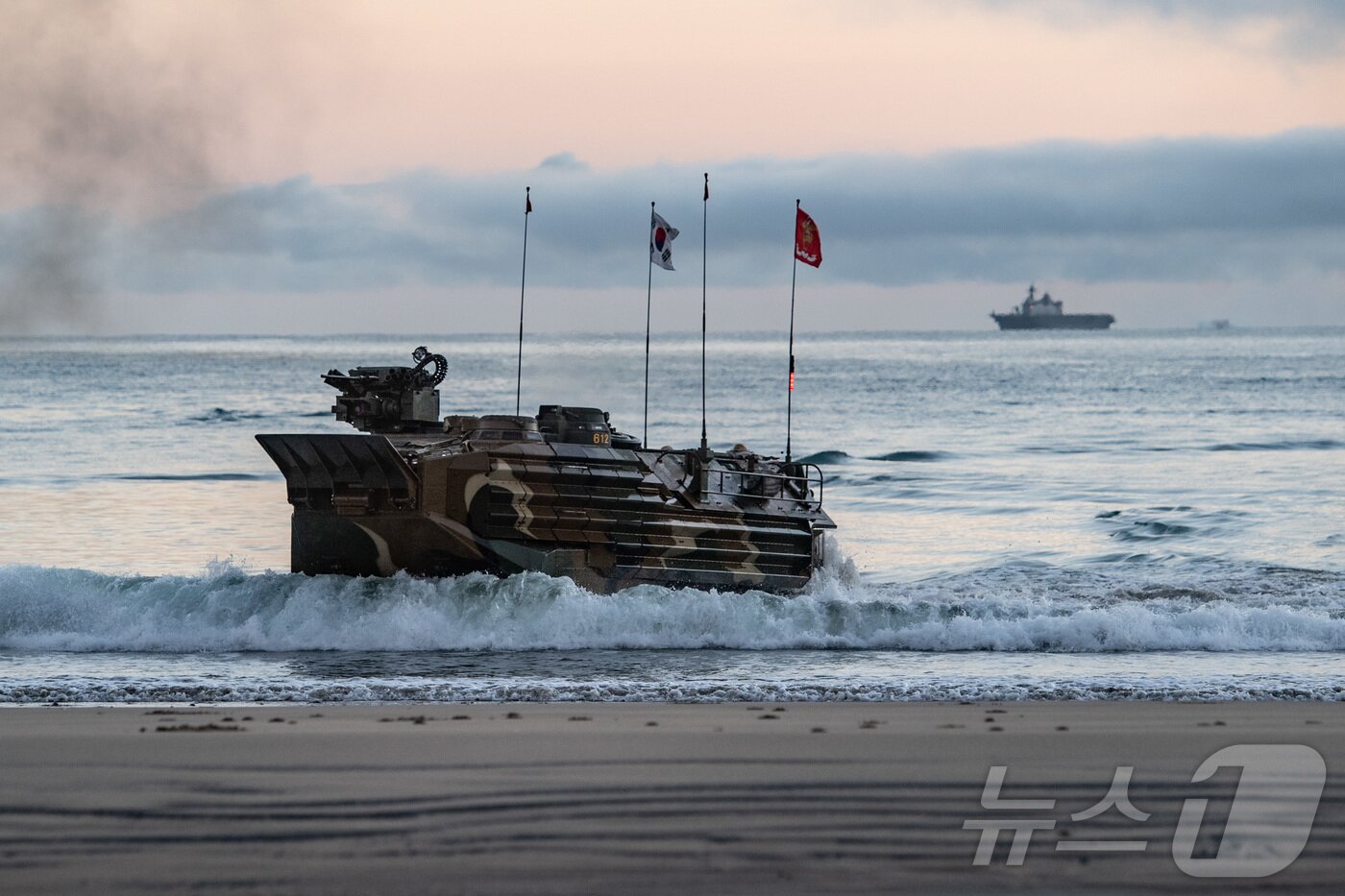 본문 이미지 - 해병대는 지난 27일까지 호주 북동부 일대에서 미국, 호주 등과 함께 &#39;25년 탈리스만 세이버 연합훈련&#39;에 참가해 연합작전 수행능력을 향상했다고 28일 밝혔다. 탈리스만세이버 훈련 간 해병대 KAAV가 마라도함에서 진수해 상륙해안에 결정적 행동을 실시하고 있다. &#40;해병대사령부 제공. 재판매 및 DB 금지&#41; 2025.7.28/뉴스1