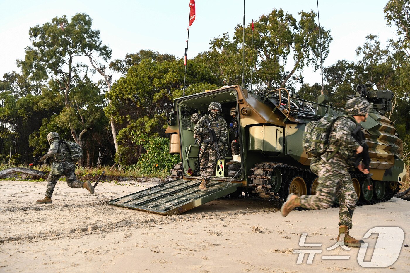본문 이미지 - 해병대는 지난 27일까지 호주 북동부 일대에서 미국, 호주 등과 함께 &#39;25년 탈리스만 세이버 연합훈련&#39;에 참가해 연합작전 수행능력을 향상했다고 28일 밝혔다. 탈리스만세이버 훈련 간 해병대 KAAV를 이용해 해안에 상륙한 해병대 장병들이 하차 전투를 실시하고 있다. &#40;해병대사령부 제공. 재판매 및 DB 금지&#41; 2025.7.28/뉴스1 ⓒ News1 이연주 기자