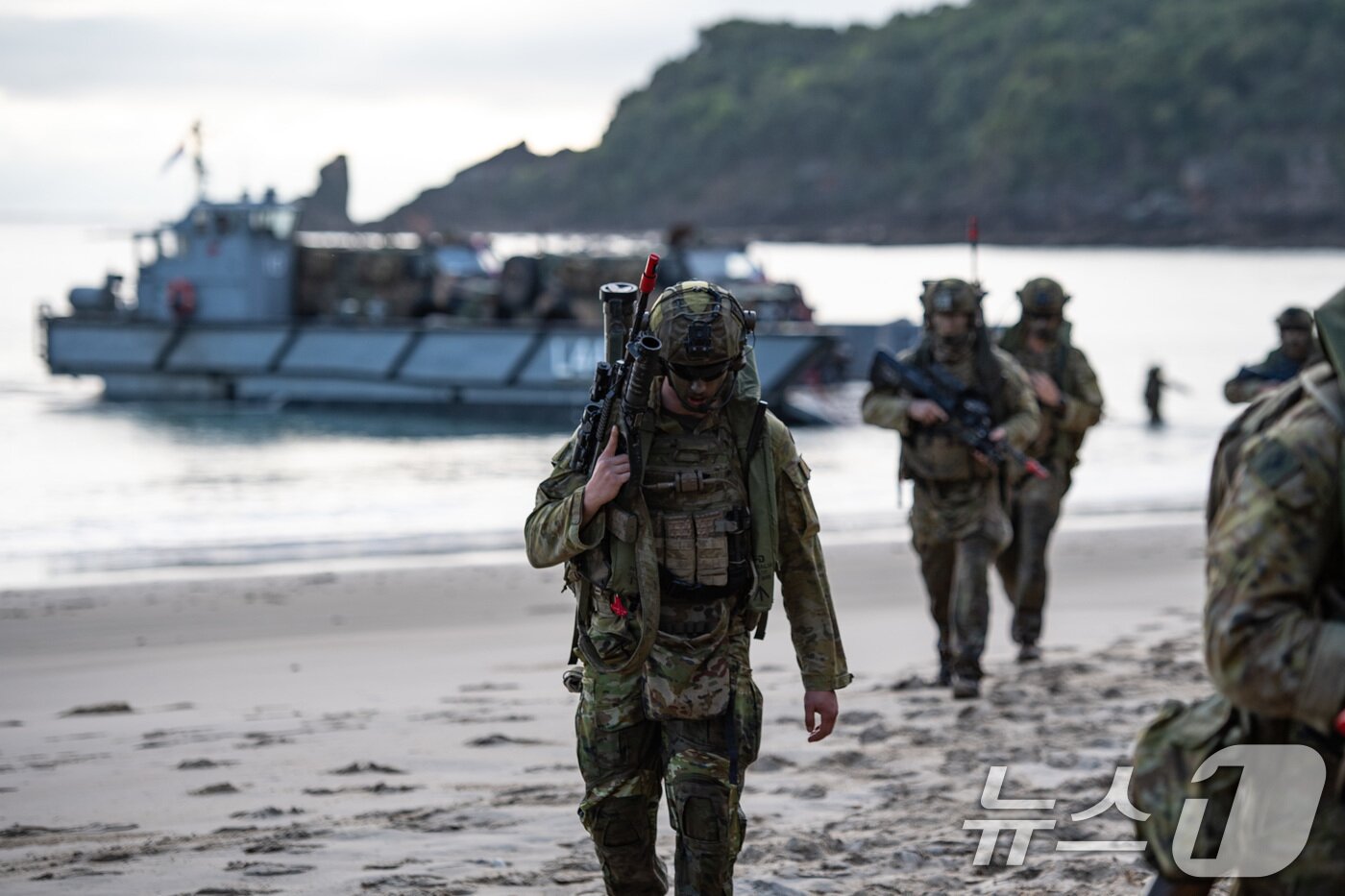 본문 이미지 - 해병대는 지난 27일까지 호주 북동부 일대에서 미국, 호주 등과 함께 &#39;25년 탈리스만 세이버 연합훈련&#39;에 참가해 연합작전 수행능력을 향상했다고 28일 밝혔다. 탈리스만세이버 훈련 간 호주 상륙군이 호주군 LCM을 이용해 해안에 상륙하고 있다. &#40;해병대사령부 제공. 재판매 및 DB 금지&#41; 2025.7.28/뉴스1 ⓒ News1 이연주 기자