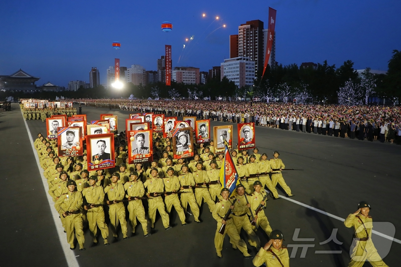 (평양 노동신문=뉴스1) = 북한 노동당 기관지 노동신문은 28일 평양에서 전승절(한국전쟁 정전협정체결일·27일) 72주년 기념 행진의식을 진행했다고 보도했다. [국내에서만 사용가 …