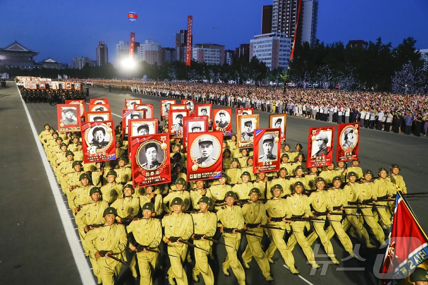 (평양 노동신문=뉴스1) = 북한 노동당 기관지 노동신문은 28일 평양에서 전승절(한국전쟁 정전협정체결일·27일) 72주년 기념 행진의식을 진행했다고 보도했다. [국내에서만 사용가 …