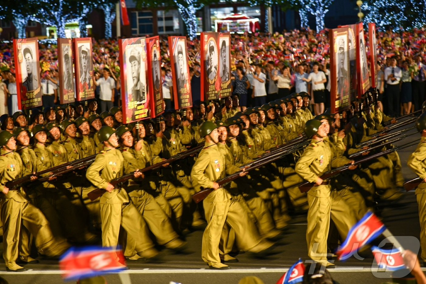 (평양 노동신문=뉴스1) = 북한 노동당 기관지 노동신문은 28일 평양에서 전승절(한국전쟁 정전협정체결일·27일) 72주년 기념 행진의식을 진행했다고 보도했다. [국내에서만 사용가 …