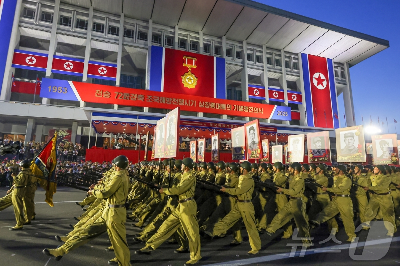 (평양 노동신문=뉴스1) = 북한 노동당 기관지 노동신문은 28일 평양에서 전승절(한국전쟁 정전협정체결일·27일) 72주년 기념 행진의식을 진행했다고 보도했다. [국내에서만 사용가 …