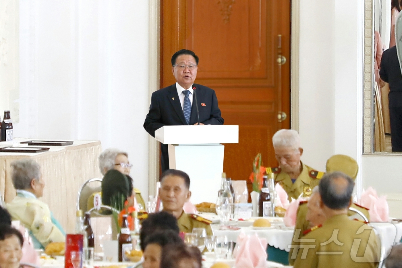 (평양 노동신문=뉴스1) = 북한 노동당 기관지 노동신문은 지난 27일 인민문화궁전과 옥류관, 청류관에서 조국해방전쟁승리 72주년 경축연회가 진행됐다고 28일 보도했다. 사진은 최 …