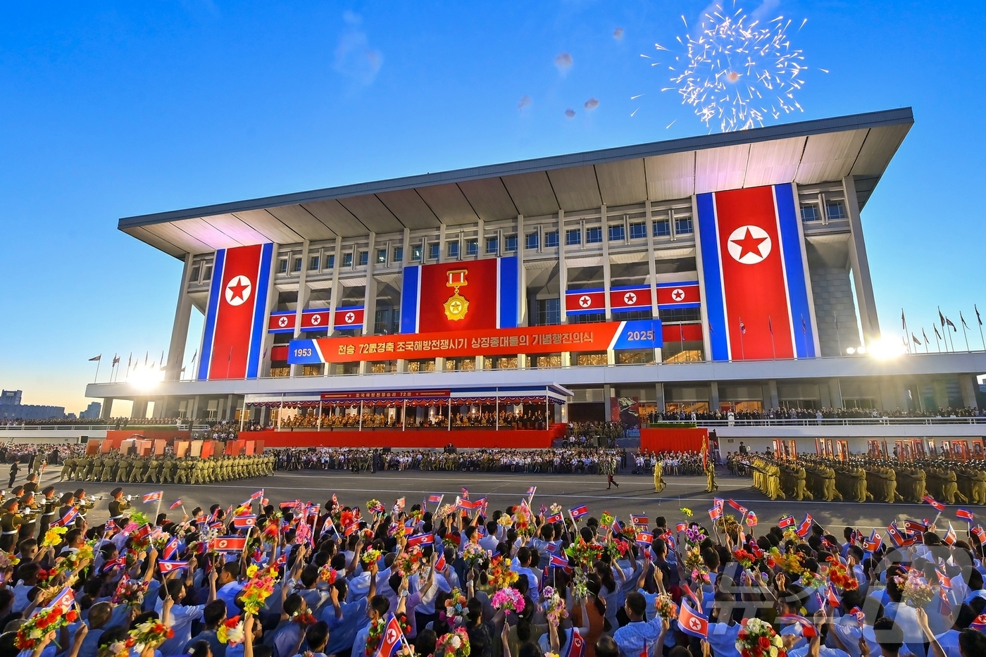 (평양 노동신문=뉴스1) = 북한 노동당 기관지 노동신문은 28일 평양에서 전승절(한국전쟁 정전협정체결일·27일) 72주년 기념 행진의식을 진행했다고 보도했다. [국내에서만 사용가 …