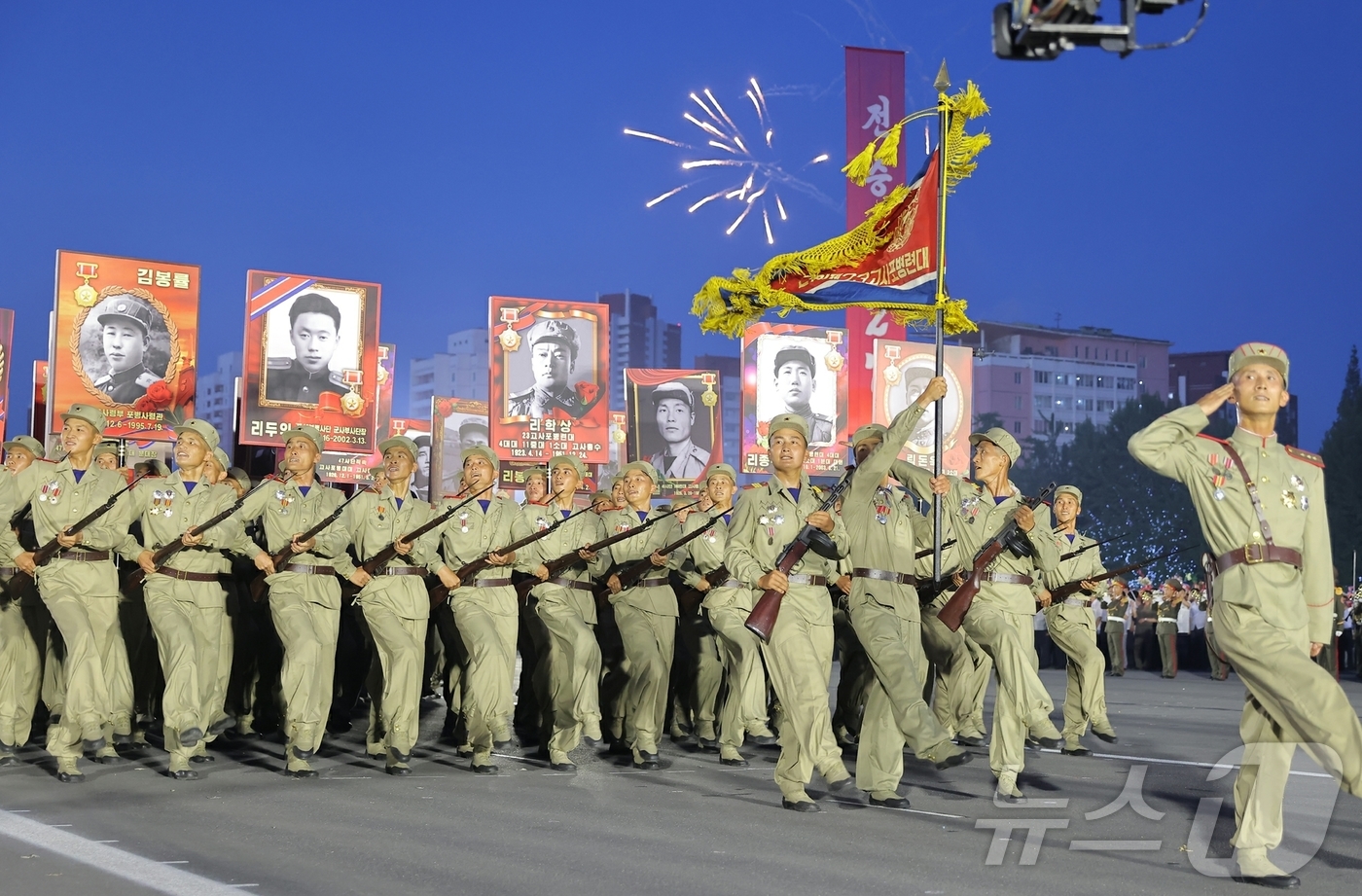 (평양 노동신문=뉴스1) = 북한 노동당 기관지 노동신문은 28일 평양에서 전승절(한국전쟁 정전협정체결일·27일) 72주년 기념 행진의식을 진행했다고 보도했다. [국내에서만 사용가 …