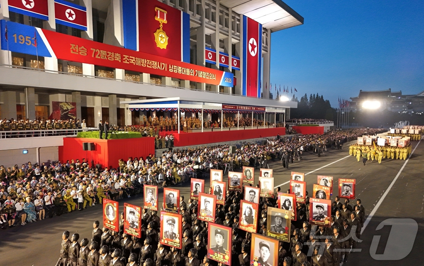(평양 노동신문=뉴스1) = 북한 노동당 기관지 노동신문은 28일 평양에서 전승절(한국전쟁 정전협정체결일·27일) 72주년 기념행진의식을 진행했다고 보도했다. [국내에서만 사용가능 …