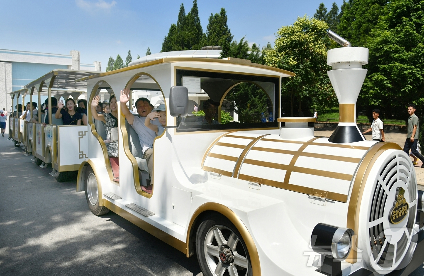 (평양 노동신문=뉴스1) = 북한 노동당 기관지 노동신문은 조국해방전쟁승리 72주년을 맞아 온나라 인민이 금수산태양궁전과 각지에 있는 김일성 김정일 동상을 찾아 인사를 드리고 각종 …