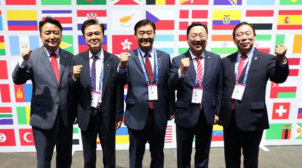 본문 이미지 -   28일(현지시간) 오후 독일 뒤스부르크 노드 환경공원에서 열린 라인-루르 U대회 폐회식에 참석한  충청권 4개시도 지사와 조직위원장. (왼쪽부터  김영환 충북지사, 김태흠 충남지사,  강창희 조직위원장 , 이장우 대전시장, 최민호 세종시장) (세종시 제공. 재판매 및 DB금지)