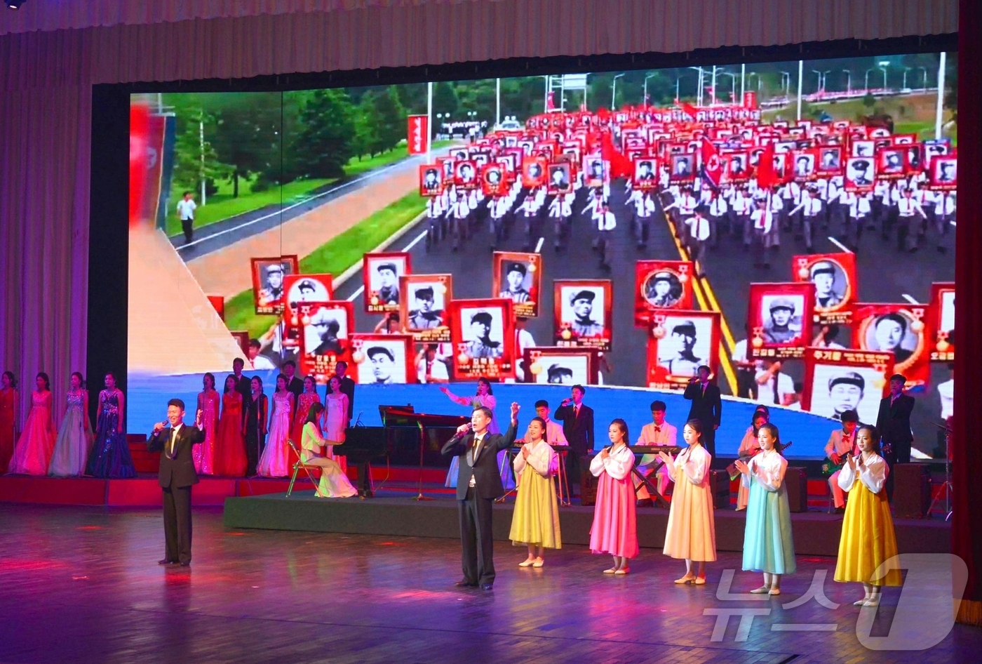 (평양 노동신문=뉴스1) = 북한 노동당 기관지 노동신문은 조국해방전쟁승리 72주년을 맞아 온나라 인민이 금수산태양궁전과 각지에 있는 김일성 김정일 동상을 찾아 인사를 드리고 각종 …