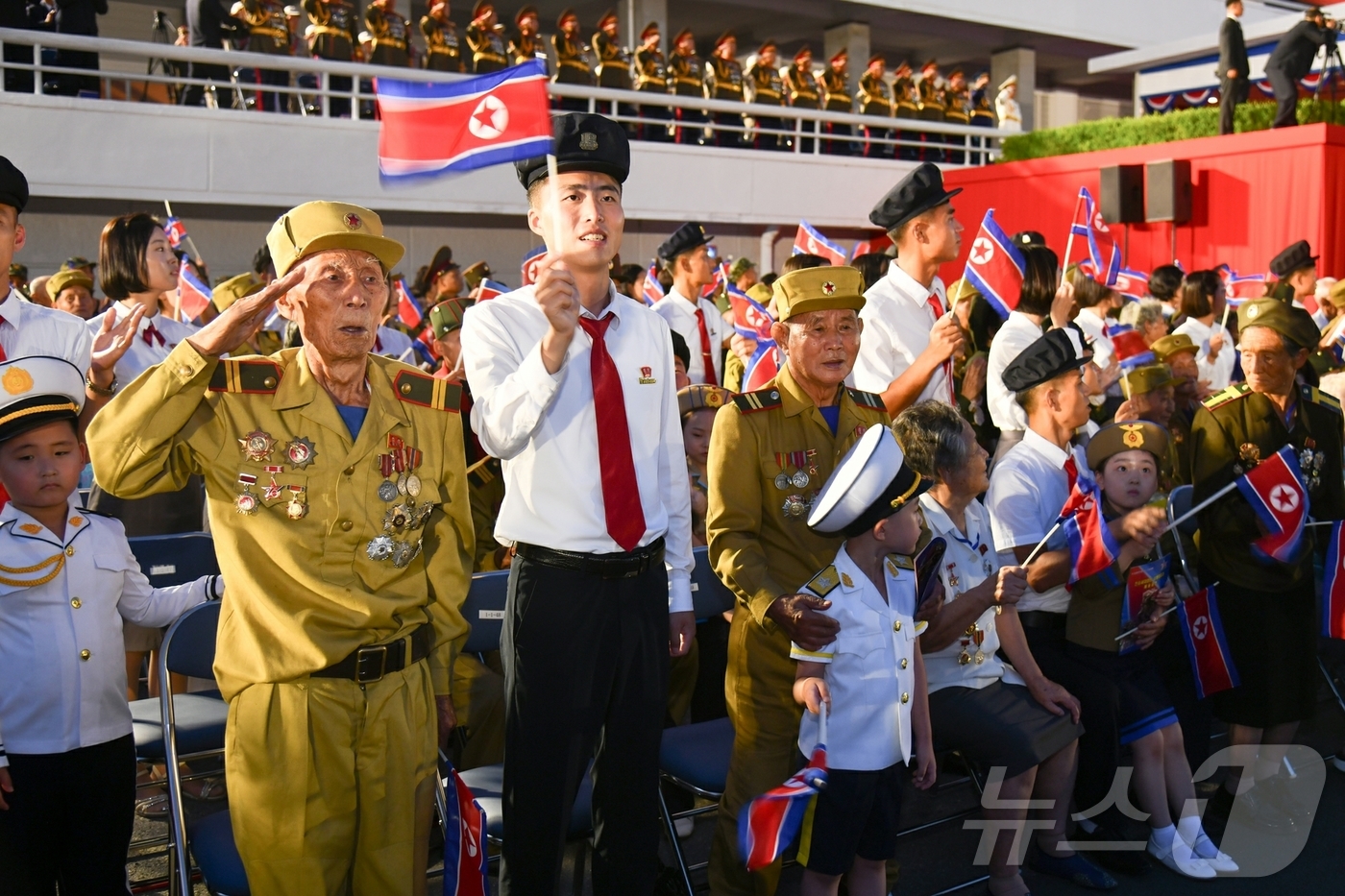 (평양 노동신문=뉴스1) = 북한 노동당 기관지 노동신문은 28일 평양에서 전승절(한국전쟁 정전협정체결일·27일) 72주년 기념 행진의식을 진행했다고 보도했다. [국내에서만 사용가 …