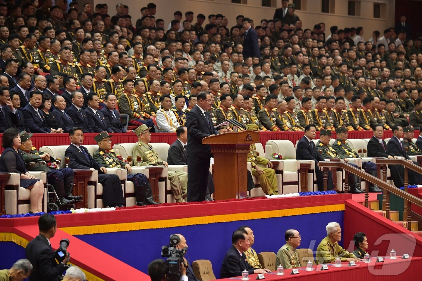 (평양 노동신문=뉴스1) = 북한 노동당 기관지 노동신문은 28일 평양에서 전승절(한국전쟁 정전협정체결일·27일) 72주년을 기념하는 전승세대와의 상봉모임과 예술 공연을 진행했다고 …