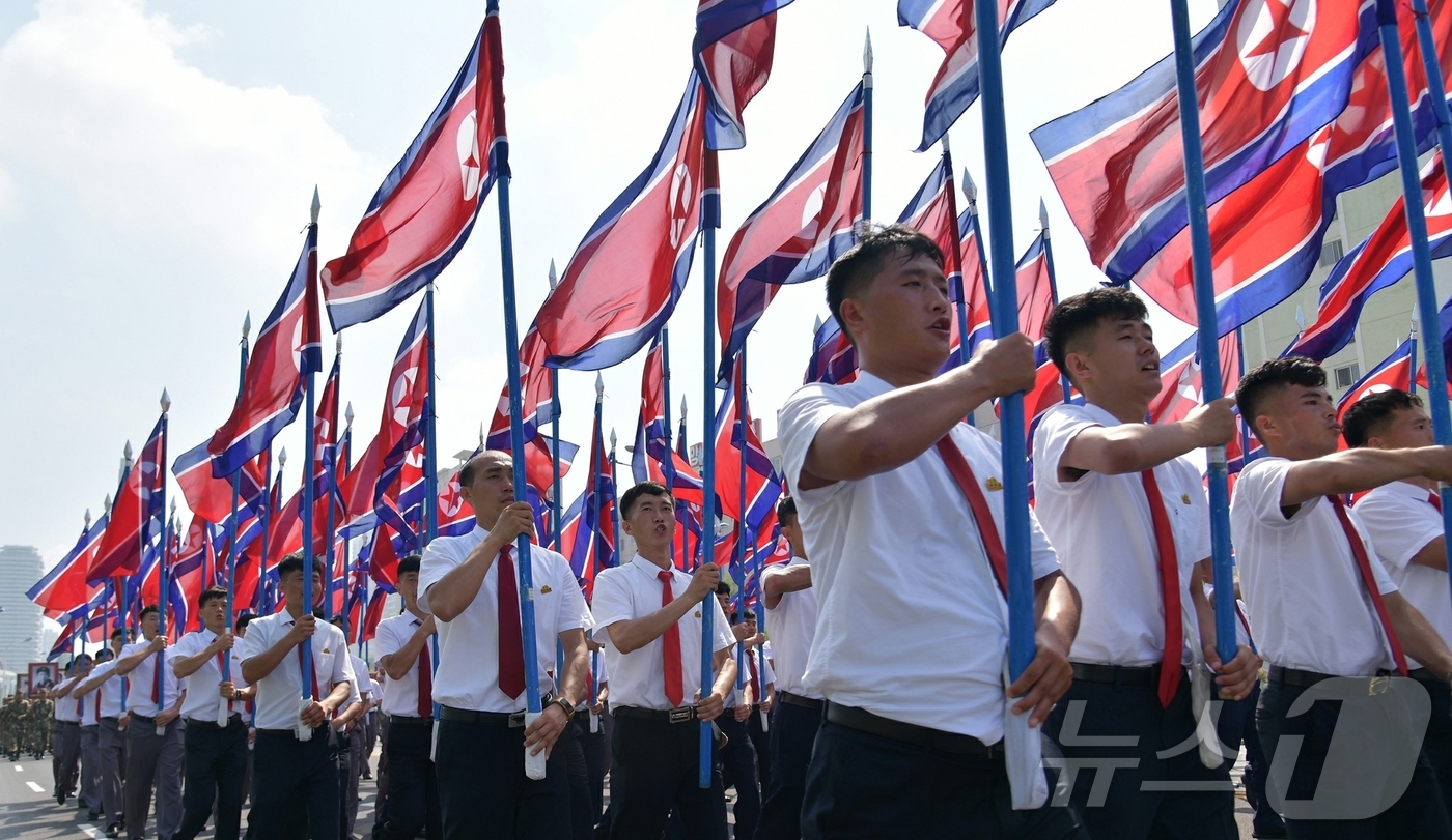 (평양 노동신문=뉴스1) = 북한 노동당 기관지 노동신문은 지난 27일 평양에서 전승세대의 넋을 이어가기 위한 새세대의 결의모임과 계승의 행진이 진행됐다고 28일 보도했다. [국내 …