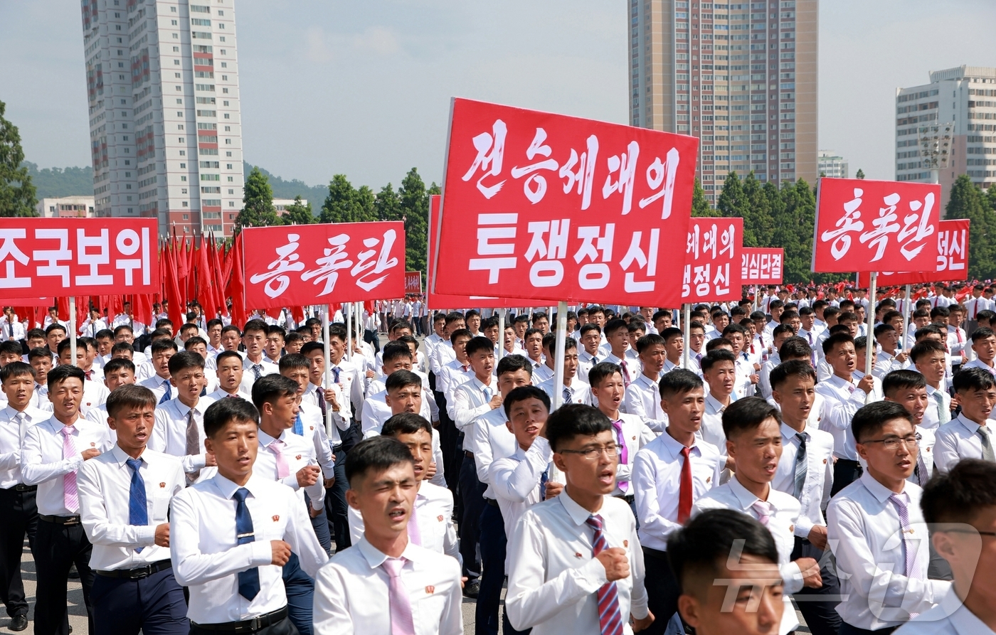 (평양 노동신문=뉴스1) = 북한 노동당 기관지 노동신문은 지난 27일 평양에서 전승세대의 넋을 이어가기 위한 새세대의 결의모임과 계승의 행진이 진행됐다고 28일 보도했다. [국내 …