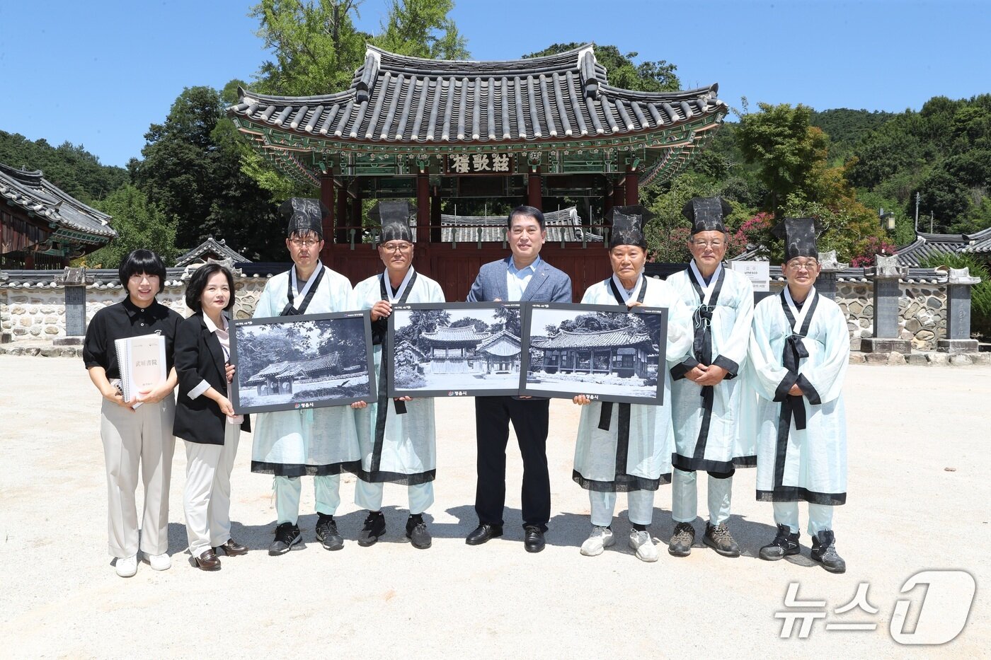 본문 이미지 - 유호연 정읍부시장(가운데) 등이 무성서원 정문 앞에서 기념 촬영을 하고 있다.(정읍시 제공. 재판매 및 DB금지)/뉴스1 