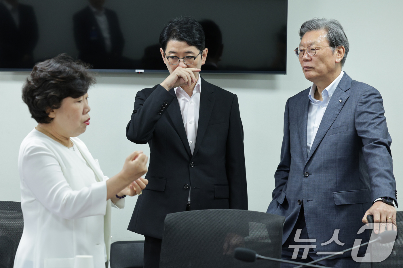 (서울=뉴스1) 신웅수 기자 = 조배숙(왼쪽부터), 주진우 국민의힘 의원, 김창범 한국경제인협회 상근부회장이 28일 오전 서울 여의도 국회 의원회관에서 열린  상법개정안 경제단체 …