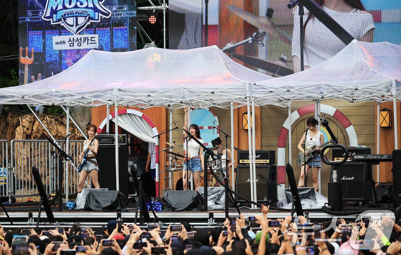 (서울=뉴스1) 이연주 기자 = 에버랜드와 캐리비안 베이가 본격적인 여름휴가 피크시즌을 맞아 하루종일 시원하게 즐기기 좋은 쿨캉스 콘텐츠를 다양하게 선보인다고 28일 밝혔다.사진은 …