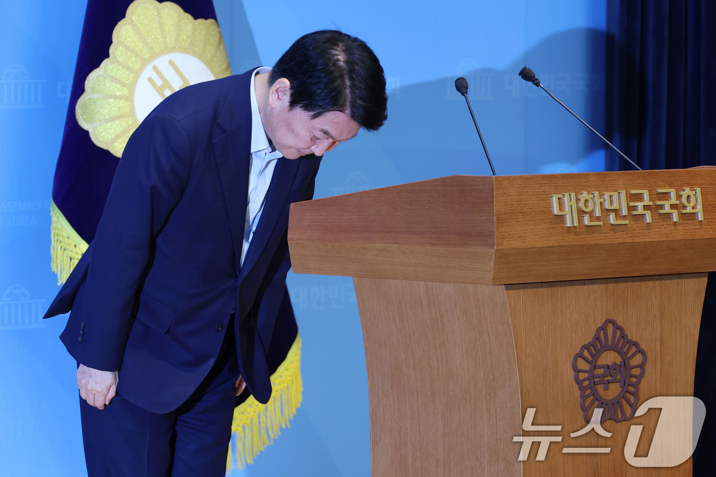 (서울=뉴스1) 이광호 기자 = 국민의힘 당대표 출마를 선언한 안철수 의원이 28일 오전 서울 여의도 국회 소통관에서 가진 국민의힘 혁신안 관련 기자회견에서 불법 계엄과 관련해 다 …