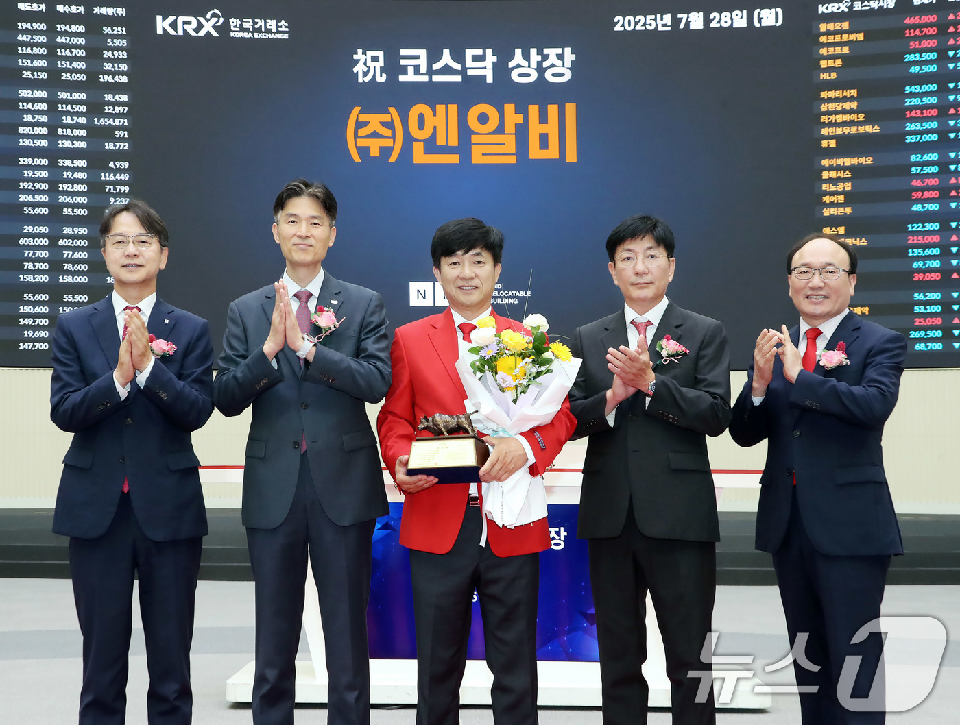 (서울=뉴스1) 이연주 기자 = 28일 서울 영등포구 한국거래소에서 열린 엔알비의 코스닥시장 상장기념식에서 김대영 한국IR협의회 부회장(왼쪽부터), 민경욱 한국거래소 코스닥시장본부 …