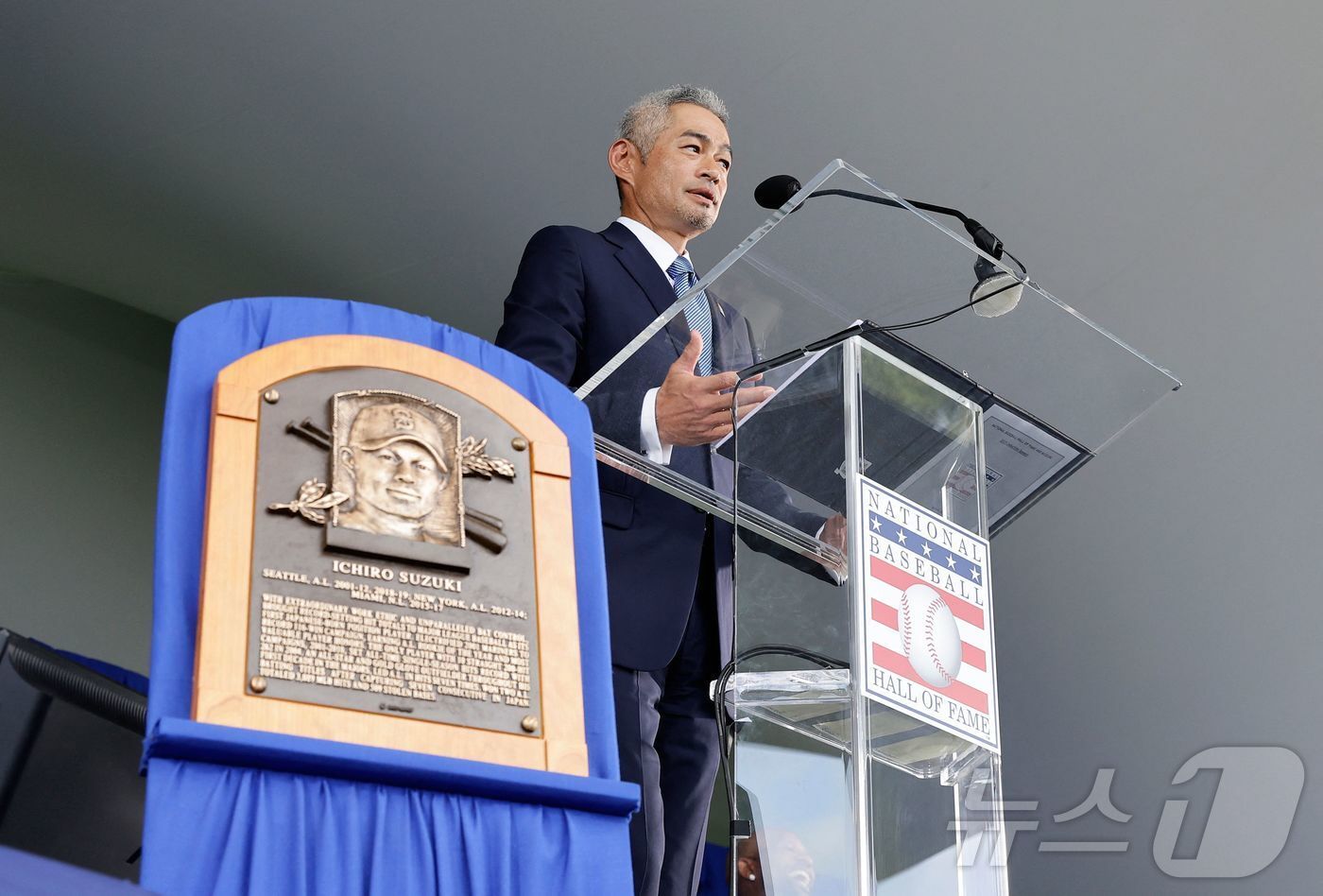 본문 이미지 - MLB 명예의 전당 입회식에서 연설 중인 이치로. ⓒ AFP=뉴스1