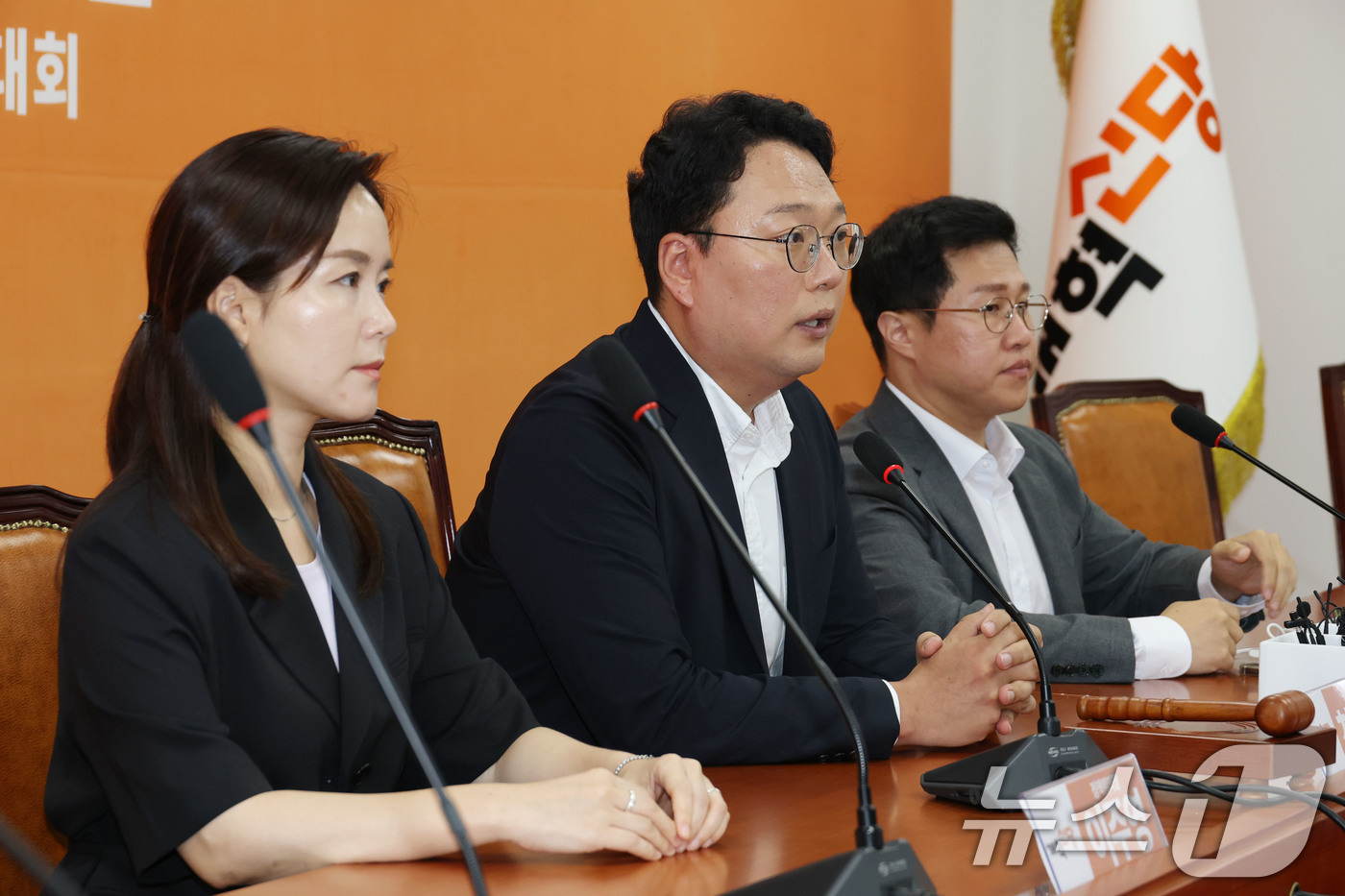 (서울=뉴스1) 이광호 기자 = 천하람 개혁신당 원내대표가 28일 오전 서울 여의도 국회에서 김건희 여사의 의혹들을 수사하는 특검(특별검사 민중기)의 이준석 신임 대표에 대한 압수 …