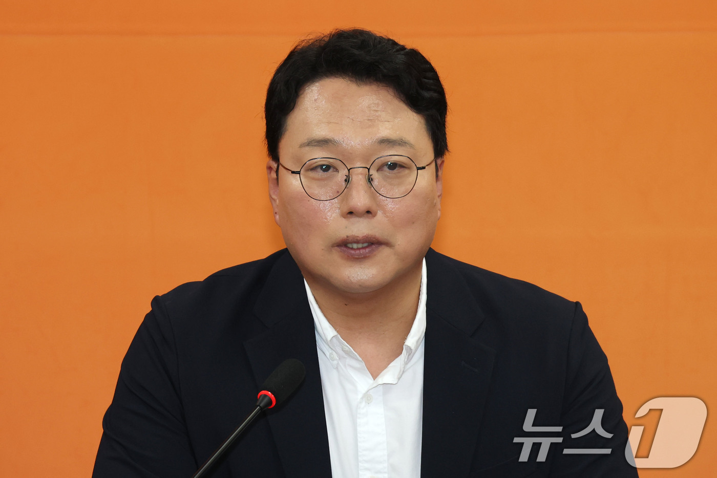 (서울=뉴스1) 이광호 기자 = 천하람 개혁신당 원내대표가 28일 오전 서울 여의도 국회에서 김건희 여사의 의혹들을 수사하는 특검(특별검사 민중기)의 이준석 신임 대표에 대한 압수 …