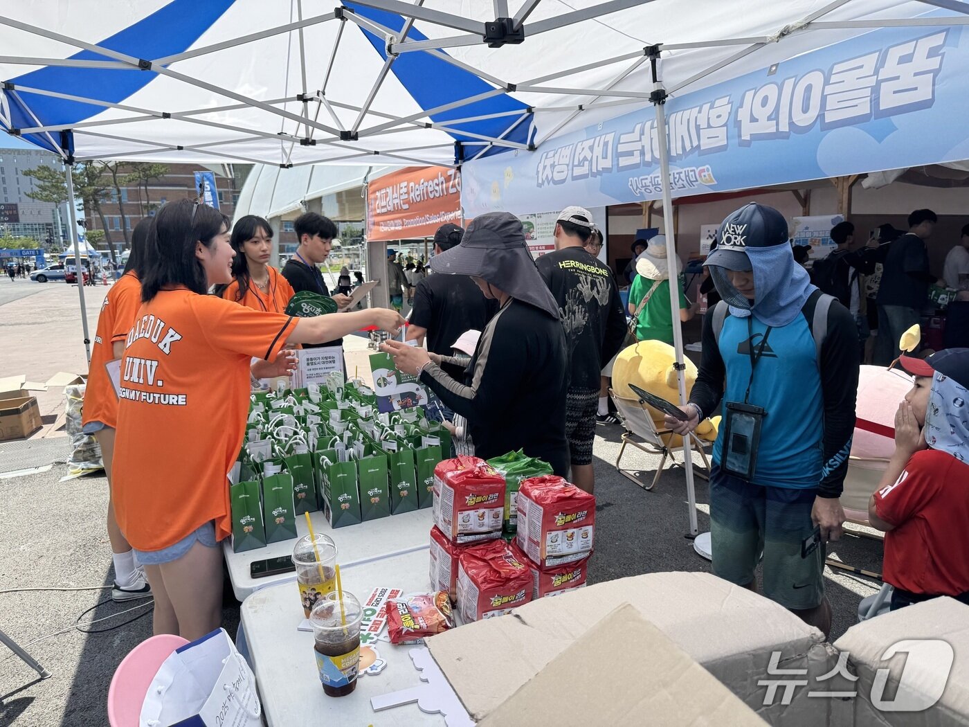 본문 이미지 -  대덕대학교 K-모델과 학생들이 보령머드축제에 참여, 내외국인 관광객들에게 깊은 인상을 남겼다. (대덕대 제공. 재판매 및 DB금지)/뉴스1