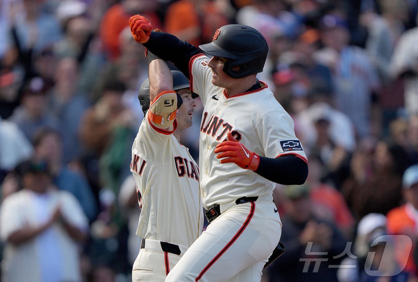 본문 이미지 - 샌프란시스코 자이언츠 맷 채프먼이 27일(한국시간) 열린 2025 메이저리그 뉴욕 메츠전에서 연타석 홈런을 터뜨렸지만 팀의 3연패를 막지 못했다. ⓒ AFP=뉴스1
