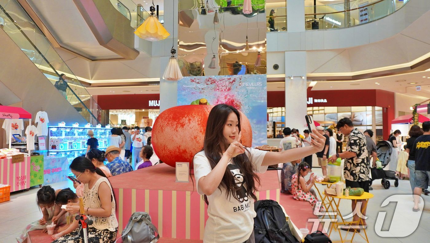 (서울=뉴스1) 이연주 기자 = 롯데백화점이 오는 3일까지 타임빌라스 수원에서 여름 제철 과일 '복숭아'를 주제로 한 팝업스토어 '복숭아주의보'를 운영한다고 28일 밝혔다.고객들이 …