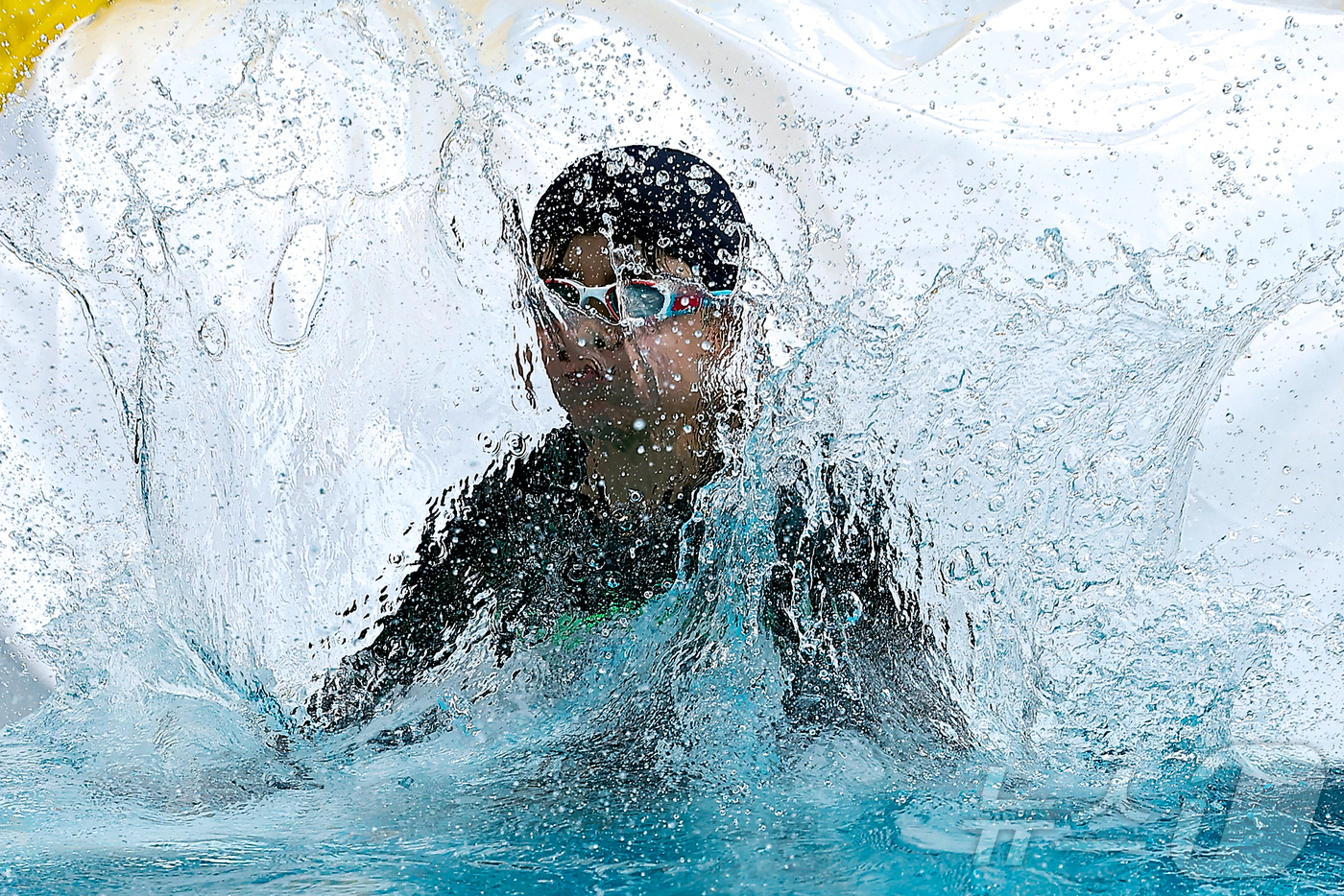 (서울=뉴스1) 김진환 기자 = 28일 오전 서울 강남구 일원에코파크 내 족구장에 마련된 물놀이장에서 어린이가 물장구를 치며 무더위를 식히고 있다. 2025.7.28/뉴스1
