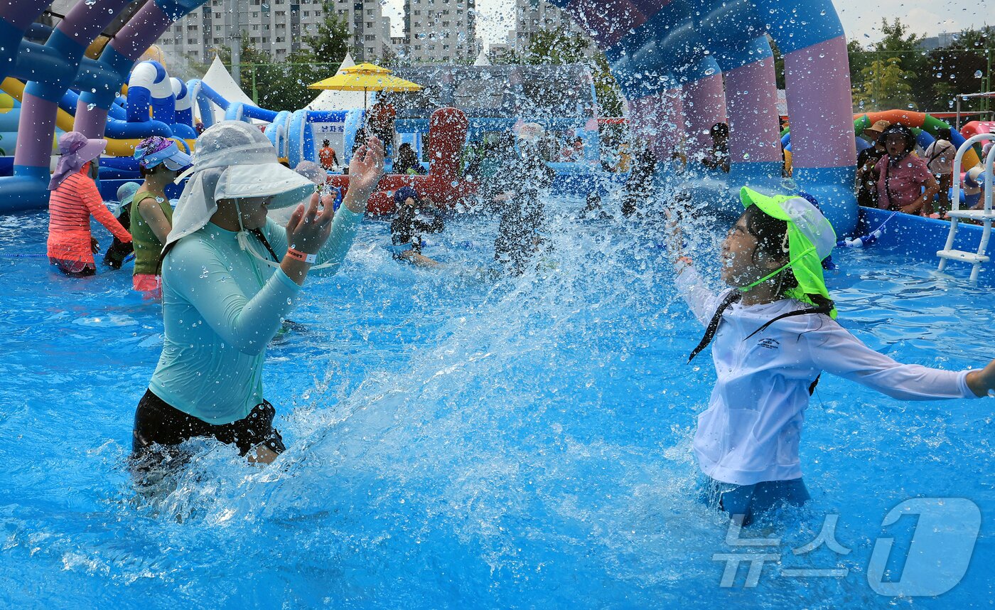 본문 이미지 - 28일 오전 서울 강남구 일원에코파크 내 족구장에 마련된 물놀이장에서 어린이들이 물장구를 치며 무더위를 식히고 있다. 2025.7.28/뉴스1 ⓒ News1 김진환 기자