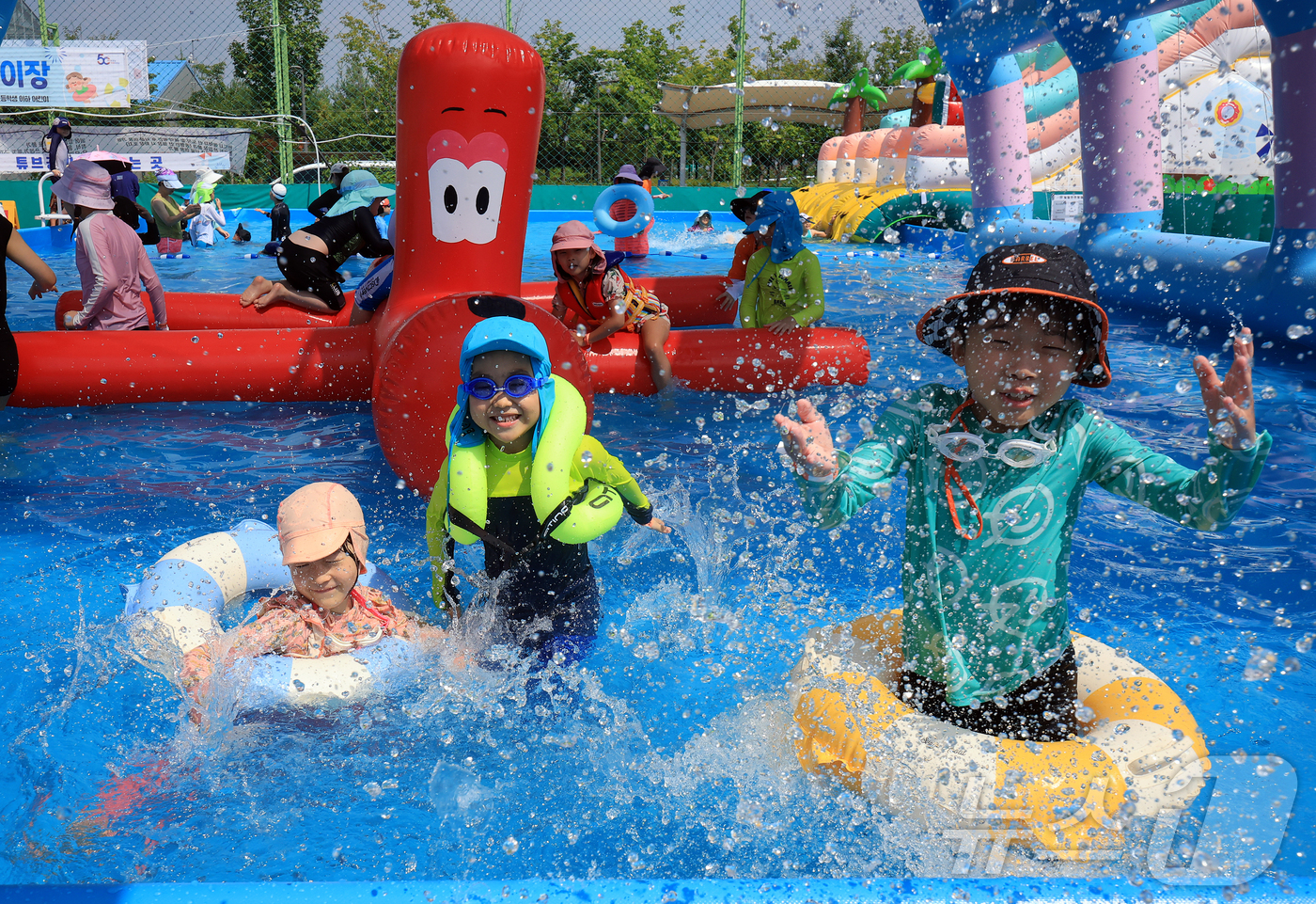 (서울=뉴스1) 김진환 기자 = 28일 오전 서울 강남구 일원에코파크 내 족구장에 마련된 물놀이장에서 어린이들이 물장구를 치며 무더위를 식히고 있다. 2025.7.28/뉴스1