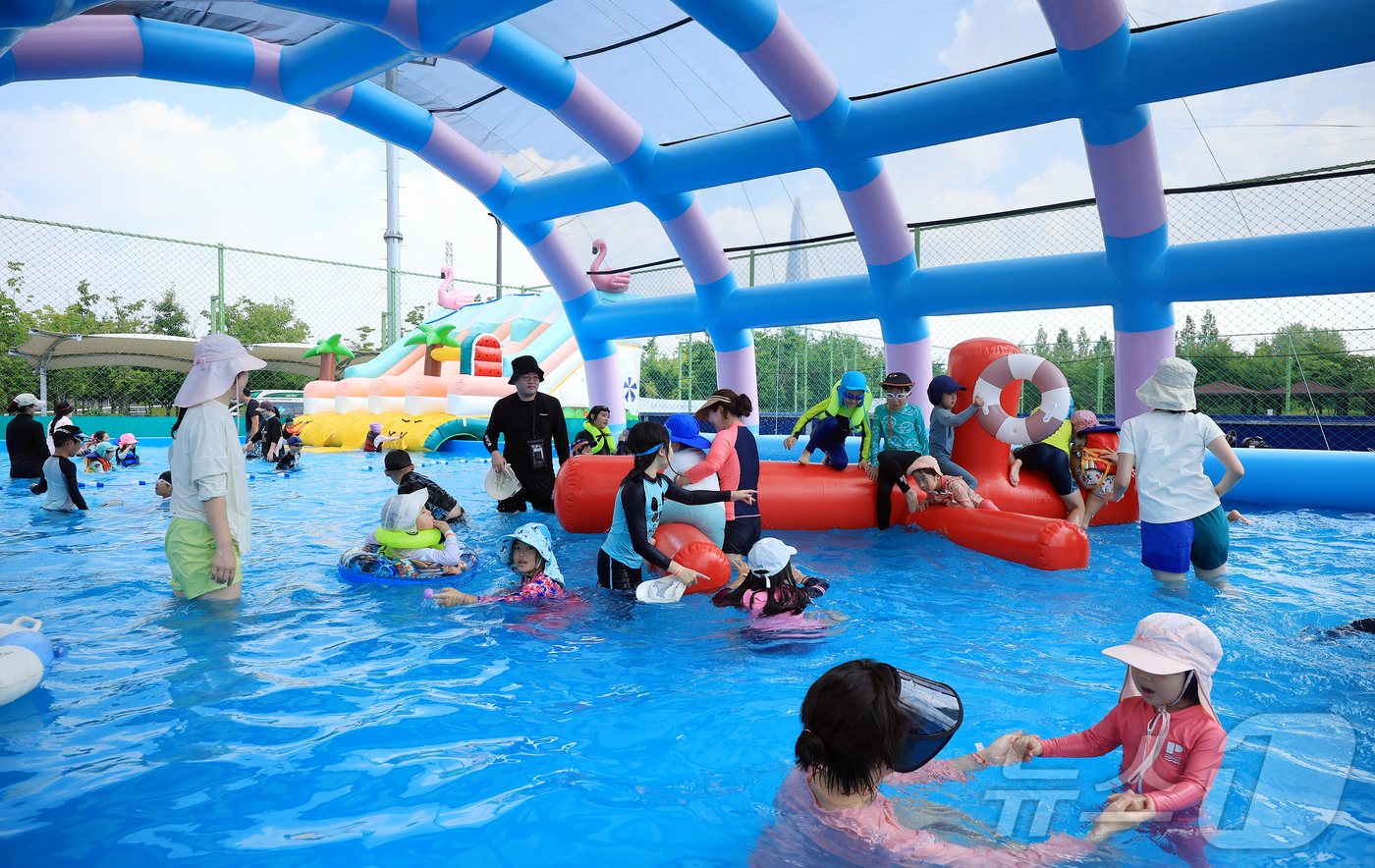 (서울=뉴스1) 김진환 기자 = 28일 오전 서울 강남구 일원에코파크 내 족구장에 마련된 물놀이장에서 어린이들이 물장구를 치며 무더위를 식히고 있다. 2025.7.28/뉴스1