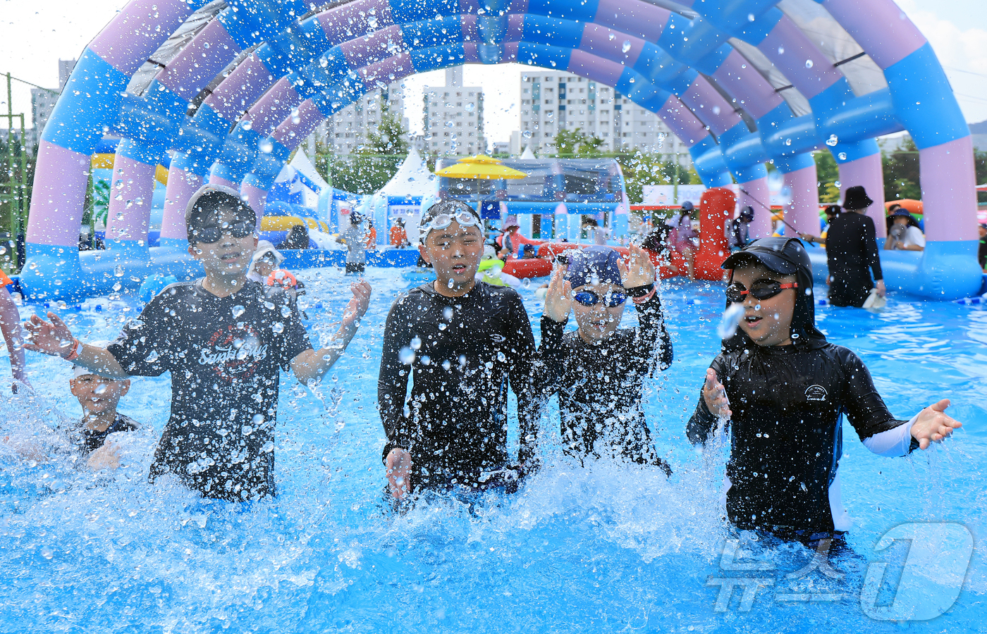 (서울=뉴스1) 김진환 기자 = 28일 오전 서울 강남구 일원에코파크 내 족구장에 마련된 물놀이장에서 어린이들이 물장구를 치며 무더위를 식히고 있다. 2025.7.28/뉴스1