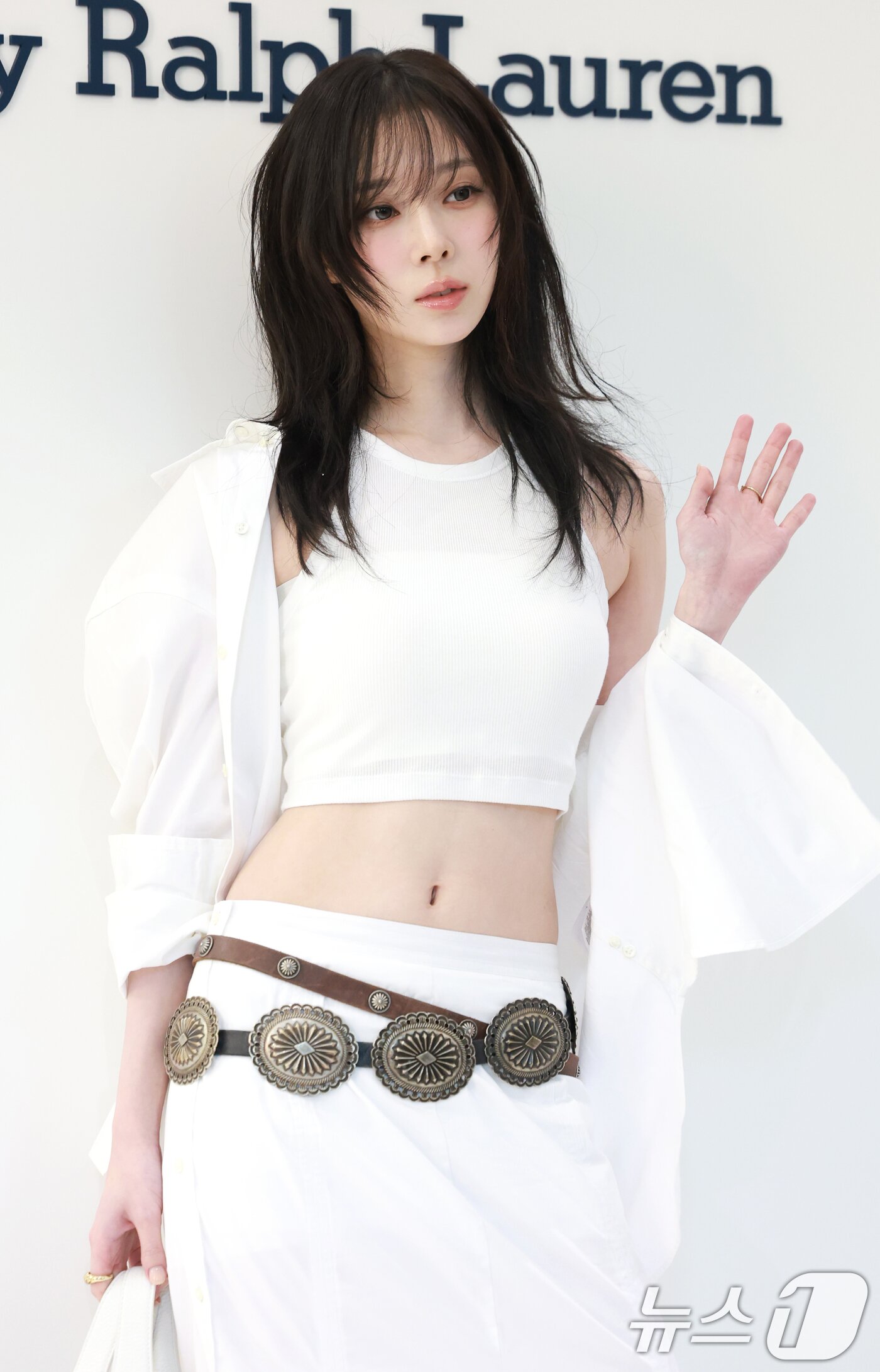 본문 이미지 - 에스파 윈터가 28일 오전 경기도 성남시 분당구 현대백화점 판교점에서 열린 폴로 랄프 로렌 &#39;폴로 플레이 백&#39; 팝업스토어 오픈 행사에 참석해 인사를 하고 있다. ⓒ News1 권현진 기자