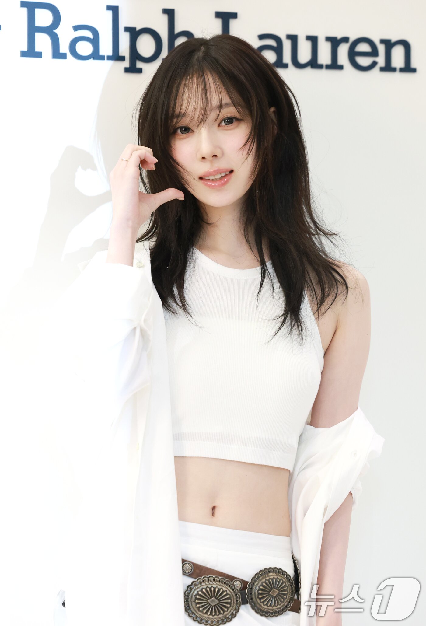 본문 이미지 - 에스파 윈터가 28일 오전 경기도 성남시 분당구 현대백화점 판교점에서 열린 폴로 랄프 로렌 &#39;폴로 플레이 백&#39; 팝업스토어 오픈 행사에 참석해 사랑스러운 하트를 그리고 있다. ⓒ News1 권현진 기자